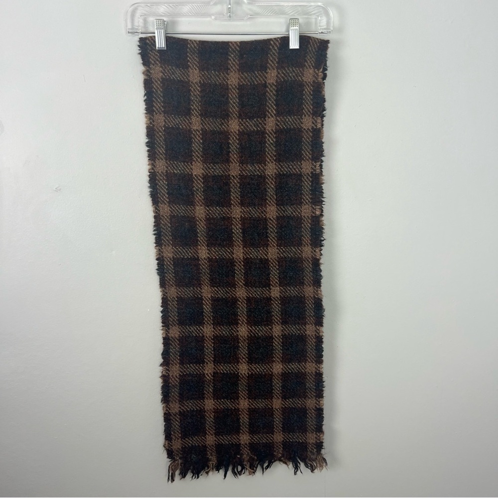 Roundtree & Yorke 100% Lambswool Handloomed Black and Brown Plaid Scarf